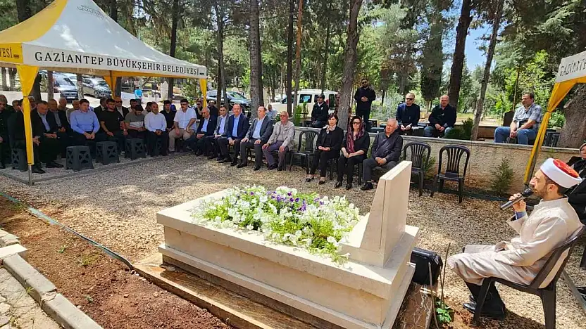 Sanayici M. Naci Topçuoğlu, mezarı başında dualarla anıldı
