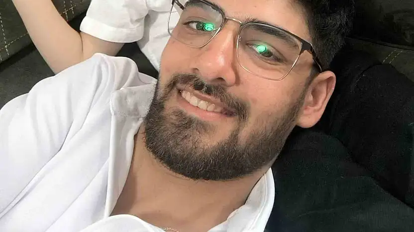 Savrularak yol kenarındaki kaldırıma çarpan motosikletin sürücüsü hayatını kaybetti