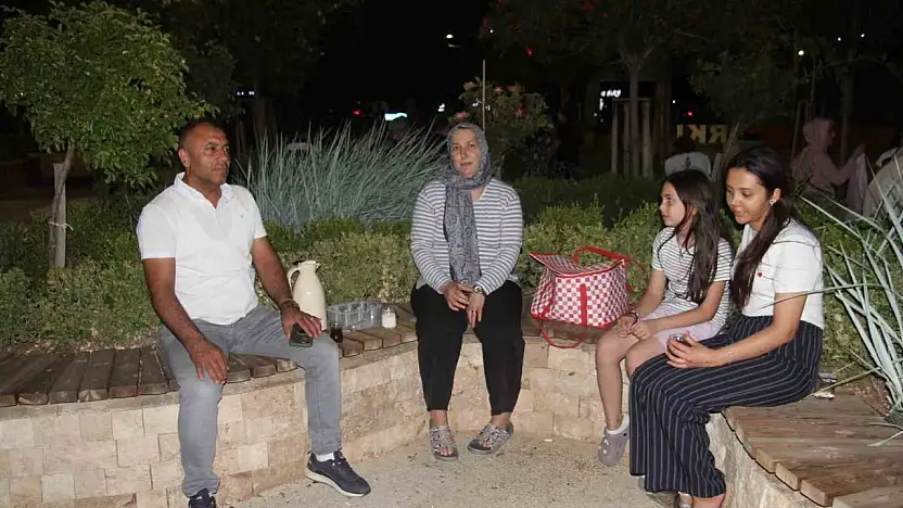 Sıcaktan bunalan vatandaşlar soluğu parklarda aldı