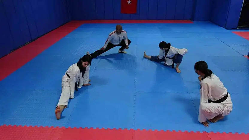 Tekvandocu babanın vakit geçirsinler diye salona götürdüğü 3 kızı milli tekvandocu oldu