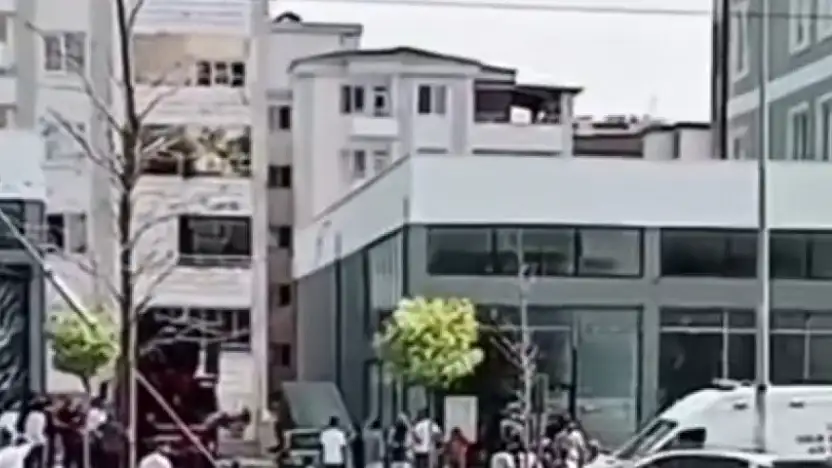 Temizlik yaparken 7. kattan düşen bina görevlisi hayatını kaybetti