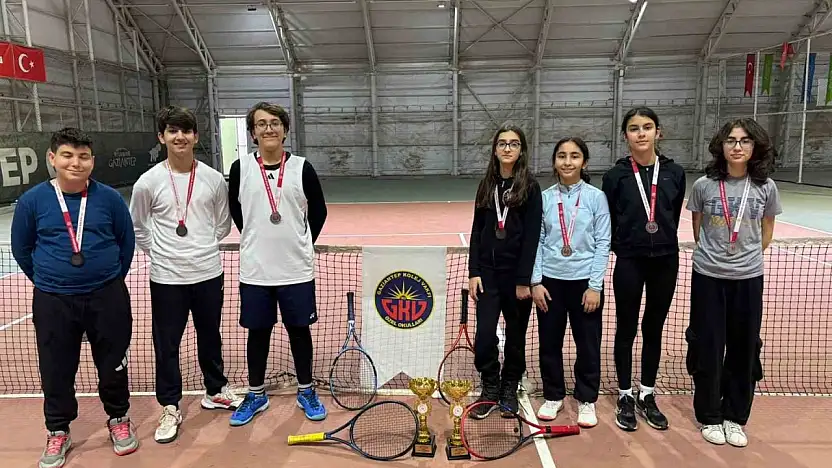 Tenise Gaziantep Kolej Vakfı Özel Okulları damgası