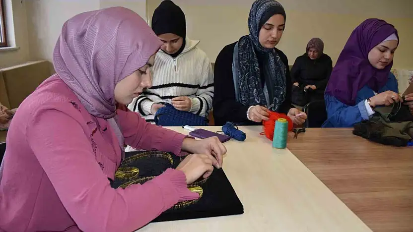 Üreten eller Hasan Celal Güzel Gençlik Merkezi'nde buluşuyor