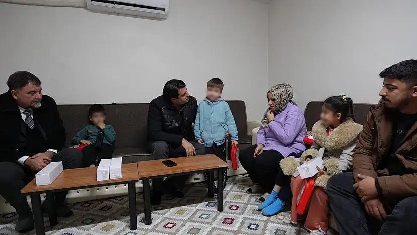 Yılmaz'dan evi yanan Kömek ailesine anlamlı ziyaret