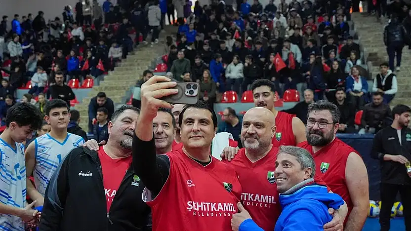 Yılmaz, parkede gençlerle kozlarını paylaştı