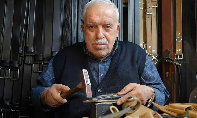 2 metrekarelik dükkanda 48 yıldır mesleğini icra ediyor