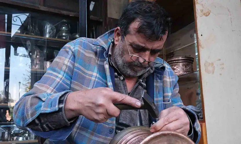 43 yıllık bakır ustası mesleğin sona ermesinden korkuyor