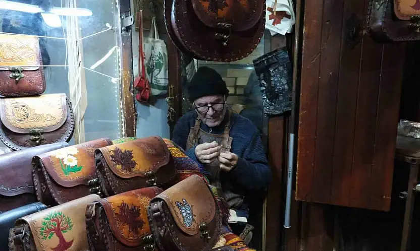 66 yıldır teknolojiye direnerek çanta yapıyor
