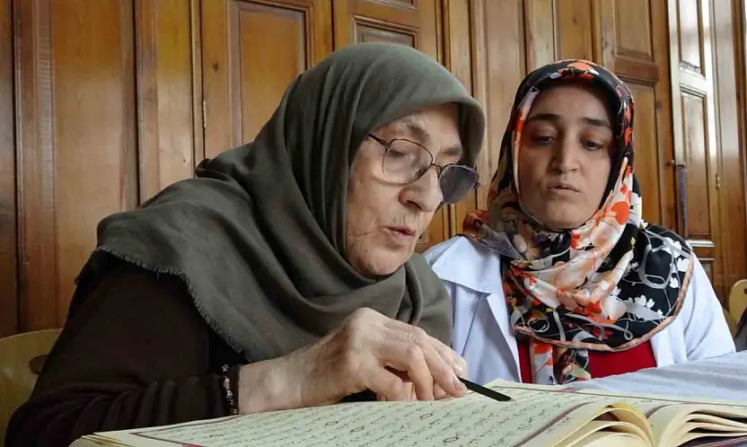 75 yaşındaki Fatma teyzenin Kur'an-ı Kerim öğrenme azmi