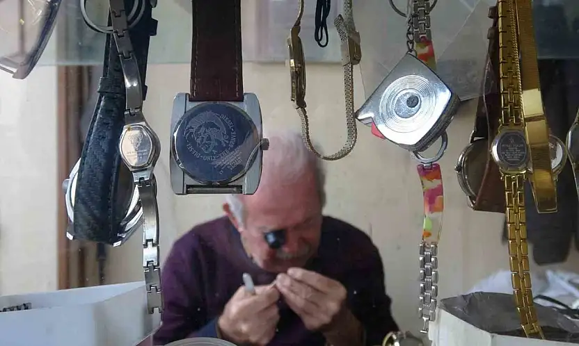 76 yaşındaki saat ustası, 61 yıldır zamana ayar veriyor