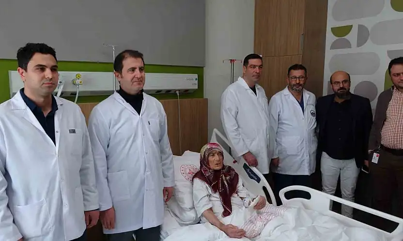 87 yaşındaki hastanın karnından 4,5 kilogramlık tümör çıkarıldı