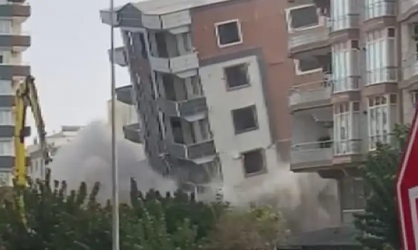 Ağır hasarlı bina yıkım sırasında korna sesiyle yerle bir oldu, facianın eşiğinden dönüldü