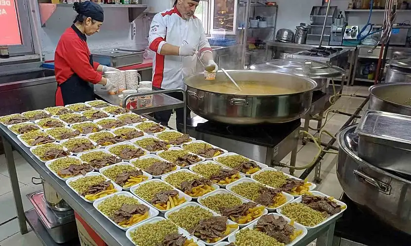 Araban'da 6 Şubat depremlerinde hayatını kaybedenler için 450 aileye et döner dağıtıldı