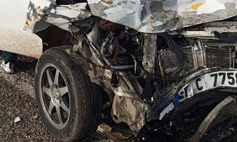 Araban'da otomobil ile kamyonet çarpıştı: 2 yaralı