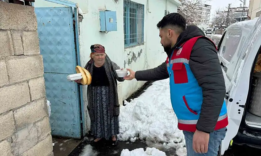 Araban'da yoğun kar yağışına rağmen 500 aileye sıcak yemek ulaştırıldı