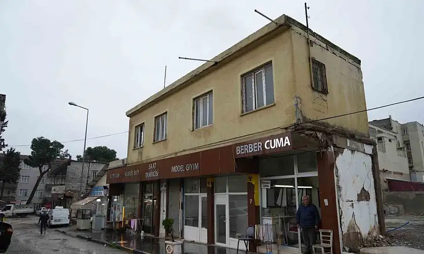 Asrın felaketi meslek aşkını yıkamadı: 50 yıllık berber, hasarlı dükkanını terk etmedi