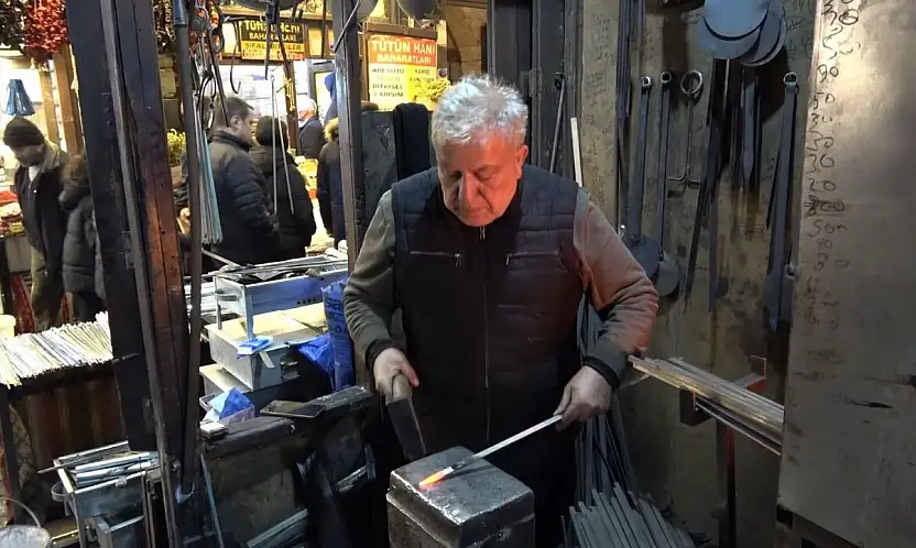 Ateş başında 60 yıldır demir dövüyor