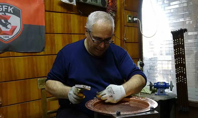 Baba mesleği bakırcılığı 40 yıldır aynı dükkanda sürdürüyor