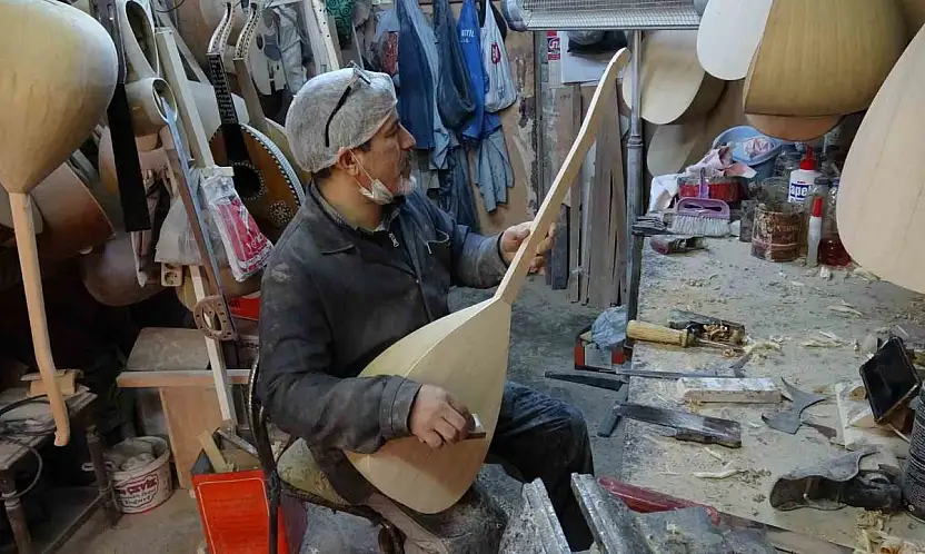 Baba yadigarı atölyede 35 yıldır bağlama üretiyor