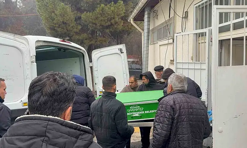 Bıçaklı kavgada öldürülen gencin cenazesi yakınlarına teslim edildi