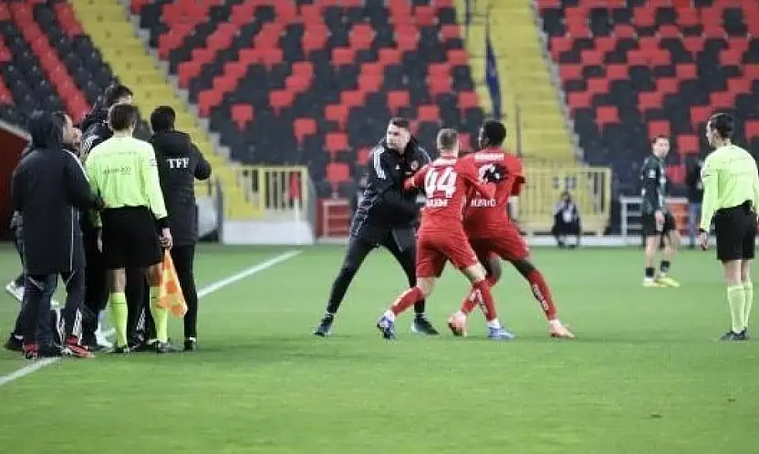 Burak Yılmaz: 'Futbol kamuoyu ve tüm hakemlerimizden özür diliyorum'