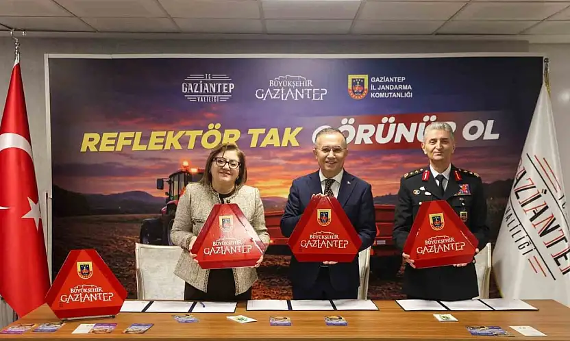 Büyükşehir iş birliğinde, çiftçilere reflektör dağıtımı için protokol imza töreni düzenlendi