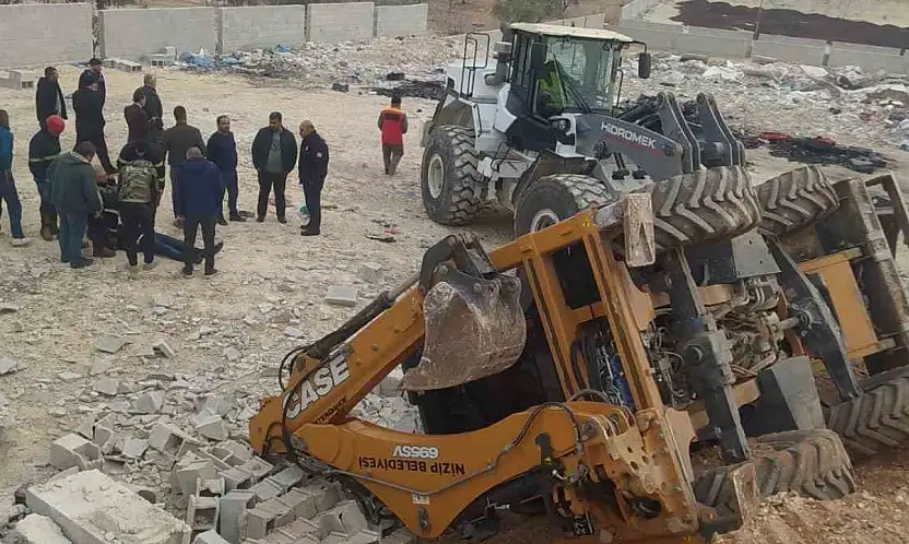 Çalışma sırasında yol çöktü, devrilen kepçenin operatörü yaralandı