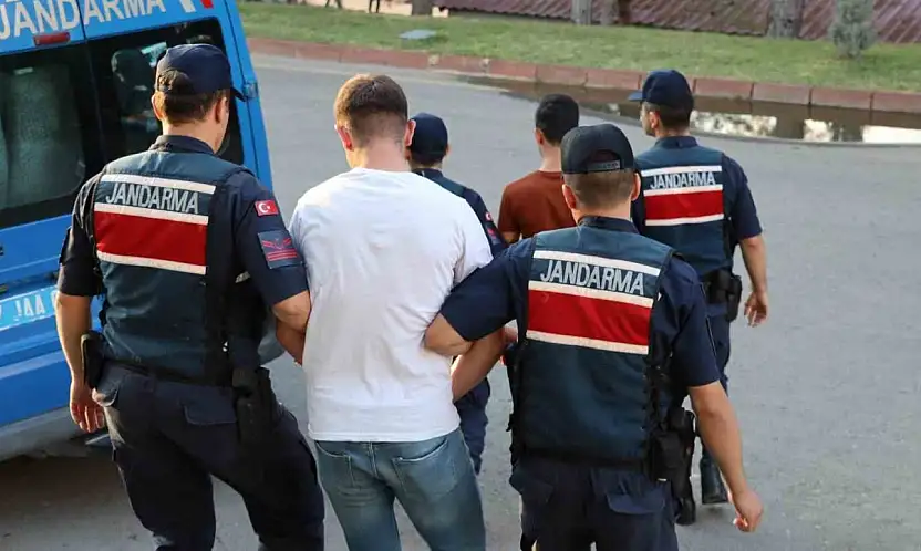 Çeşitli suçlardan aranan 3 şahsı jandarma yakaladı