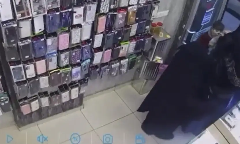 Çocuğunu ameliyat ettirmek için bozdurmaya çalıştığı altınlar çalındı, imdadına polis yetişti