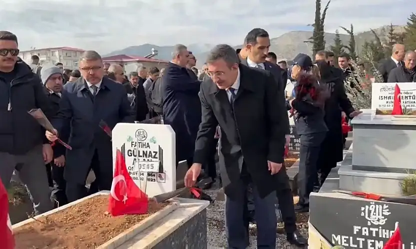 Cumhurbaşkanı Yardımcısı Yılmaz, deprem şehitlerinin mezarını ziyaret etti