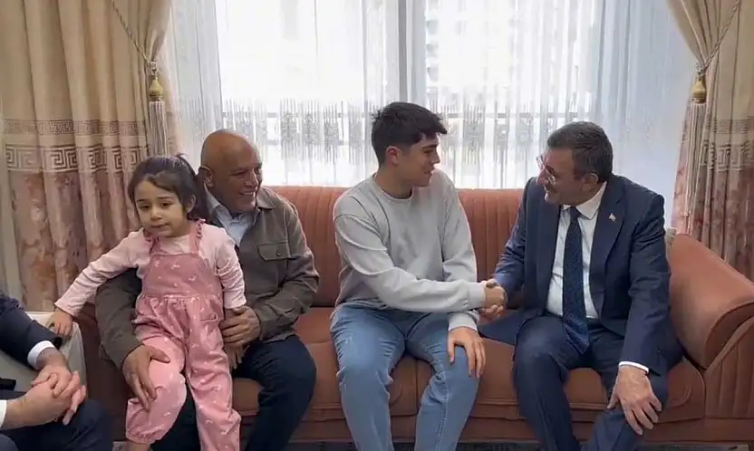 Cumhurbaşkanı Yardımcısı Yılmaz'dan depremzede aileye ziyaret