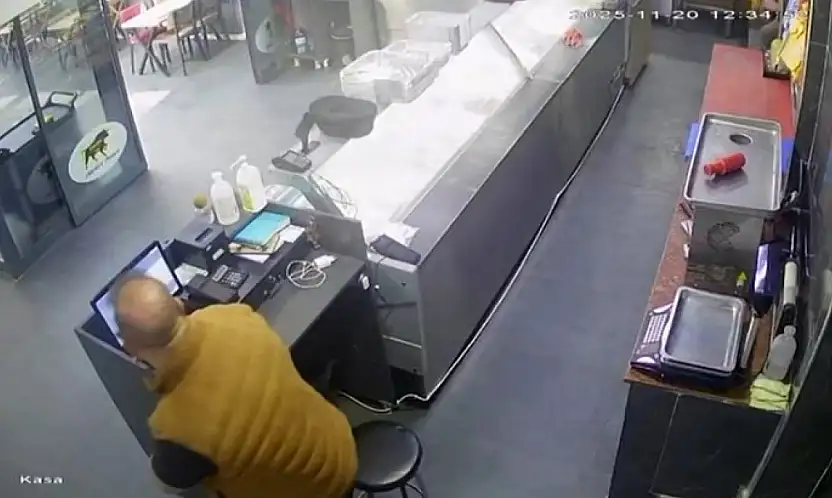 Deprem anı kamerada: İş yerindekiler panikle dışarı kaçtı