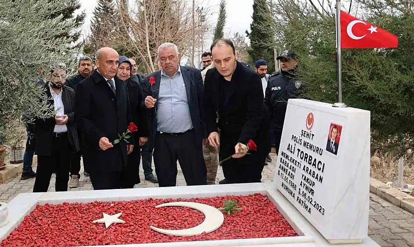 Deprem şehidi polis memuru Ali Torbacı, mezarı başında anıldı