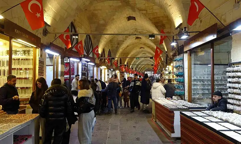 Depremde hasar gören tarihi Zincirli Bedesten yeniden cıvıl cıvıl