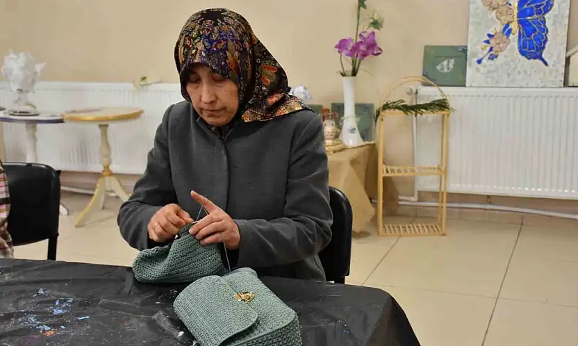 Depremzede kadın yaşadıklarını el sanatıyla unutmaya çalışıyor