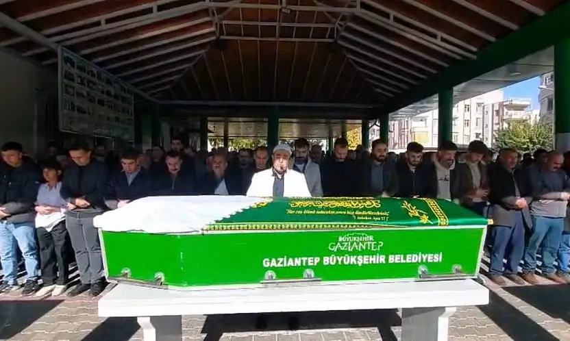 Devrilen otomobilde hayatını kaybeden kadın, memleketinde defnedildi