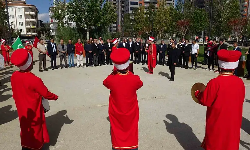 Festivalde kurulan sofradaki yemek ve tatlılar 10 dakikada tükendi