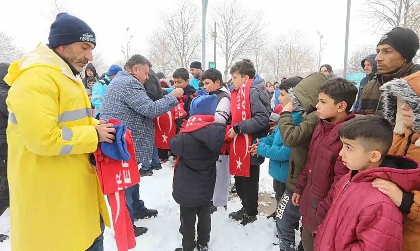 Gaziantep Büyükşehir'den çocuklara kar hediyesi