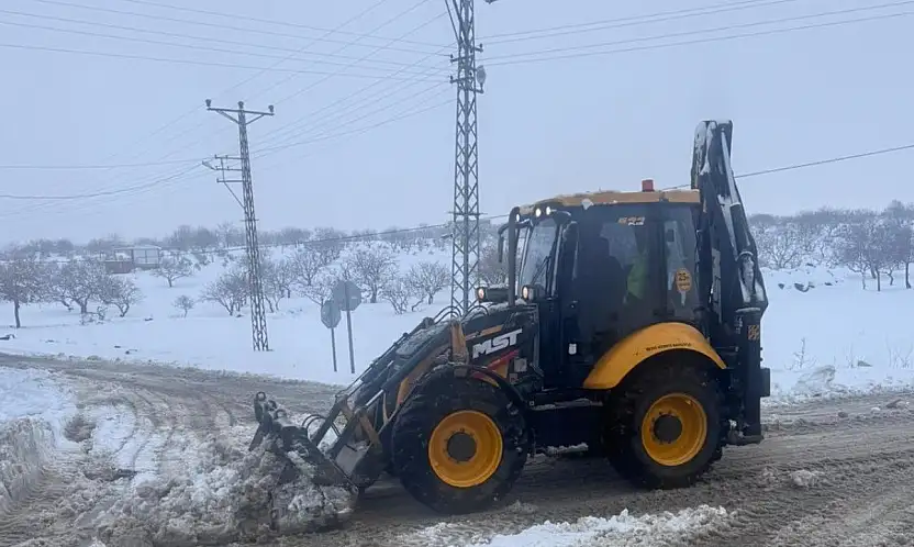 Gaziantep Büyükşehir'den köy yollarında yoğun karla mücadele