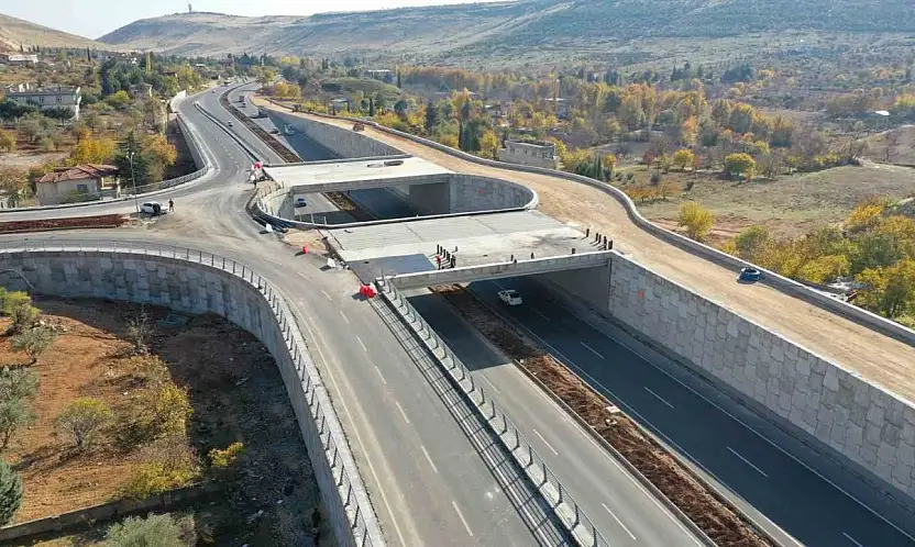 Gaziantep Büyükşehir, köprülü kavşak yatırımlarını kent genelinde sürdürüyor