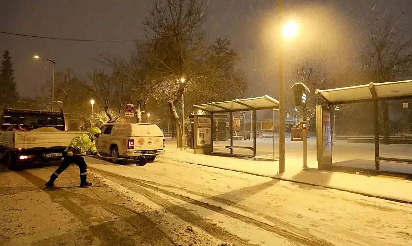 Gaziantep Büyükşehir yoğun kar yağışında tüm ekipleriyle sahada