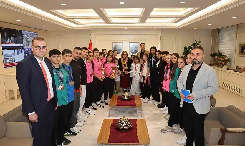 Gaziantep'in şampiyonları, Şahin ile bir araya geldi