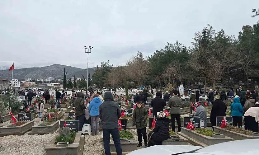 Gaziantep protokolünden İslahiye'de deprem şehitliğine ziyaret