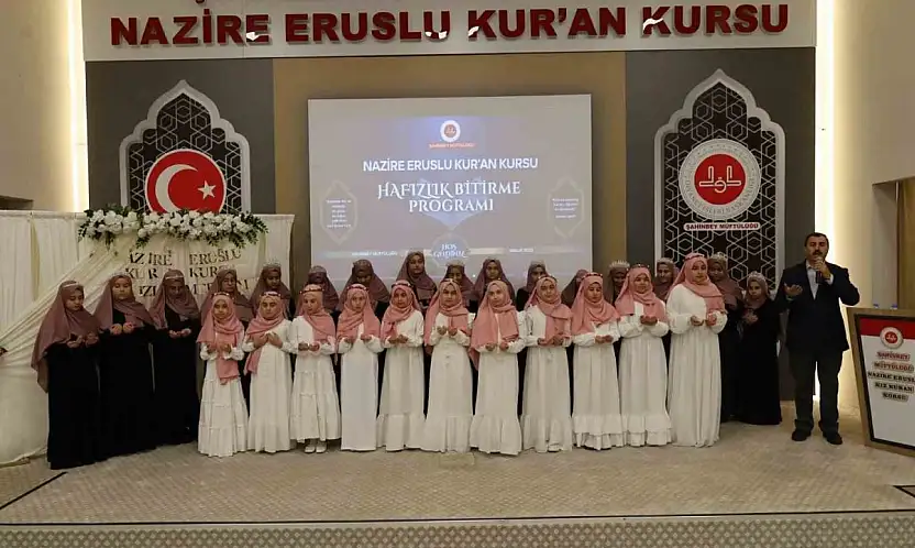 Gaziantep'te 16 öğrenci icazet merasiminde hafızlık belgelerini aldı