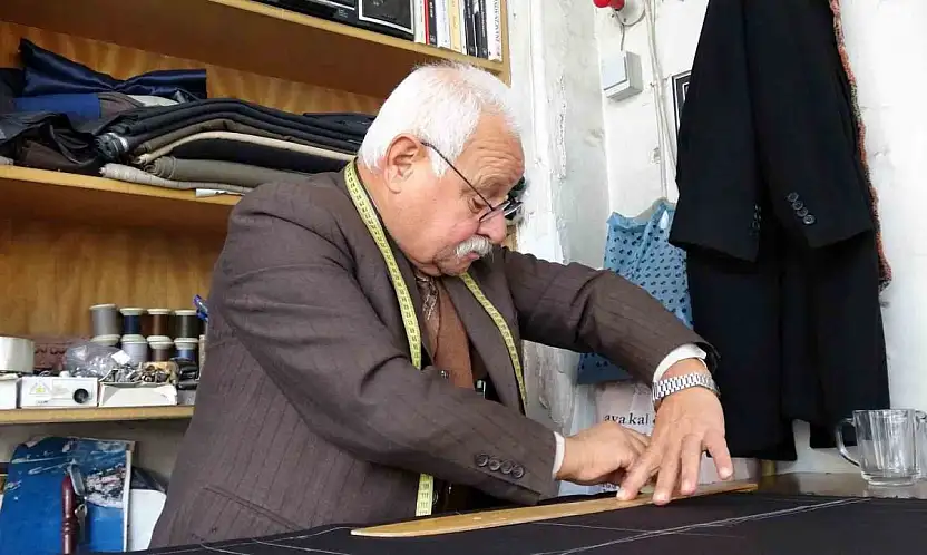 Gaziantep'te 67 yaşındaki terzi ustası, elinden kitabı düşürmüyor