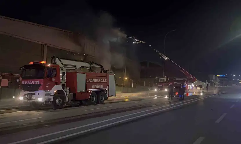 Gaziantep'te ambalaj fabrikasında yangın: 1 işçi dumandan etkilendi