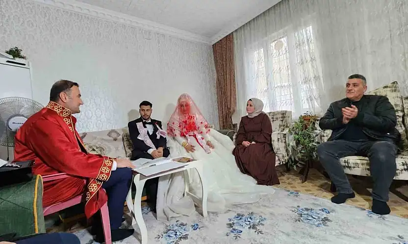 Gaziantep'te aşk kar kış dinlemedi: Gelin ve damat nikah salonuna gidemeyince nikah memuru eve geldi