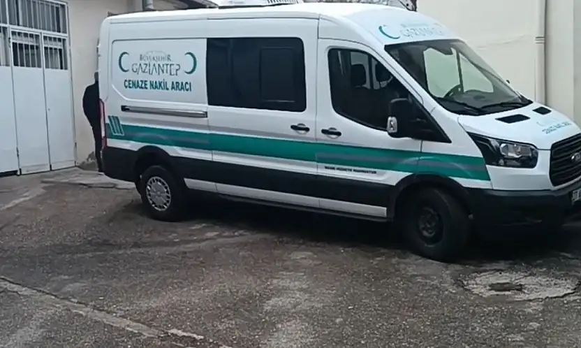 Gaziantep'te bariyerlere çarparak alev alan araçtaki sürücü hayatını kaybetti