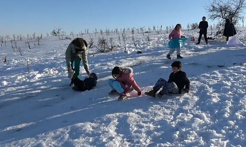Gaziantep'te çocuklar tepsi, poşet ve leğenlerle kayarak eğlendi
