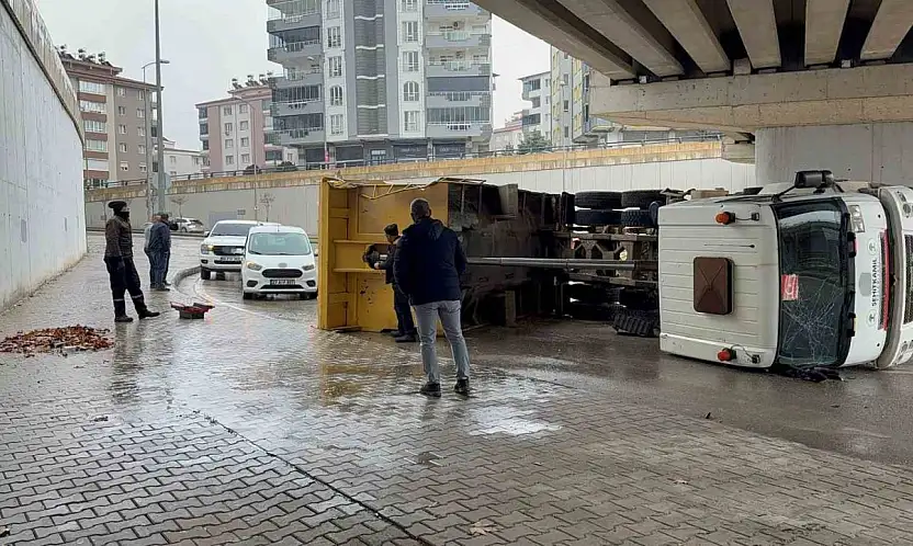 Gaziantep'te damperi köprüye çarpan kamyon yan yattı